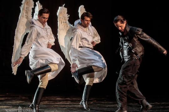 Káprázatos nyelven - Régi-naiv és új-rafinált