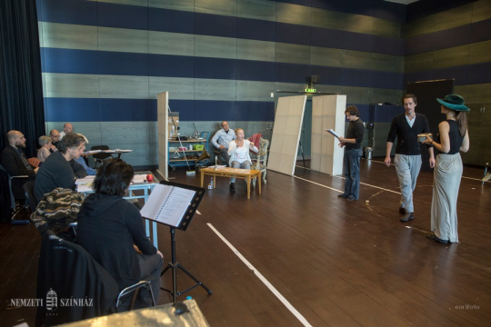 A politikus is színész