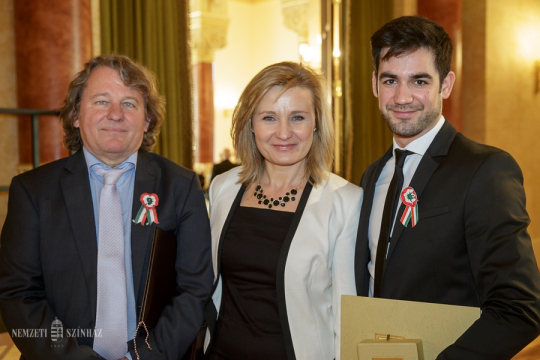 Társulatunk három tagja vehetett át művészeti elismerést