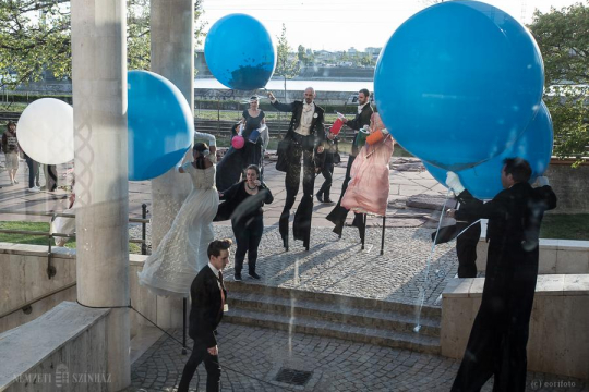 Díszlettervező géniusz és gólyalábas keringőtáncosok