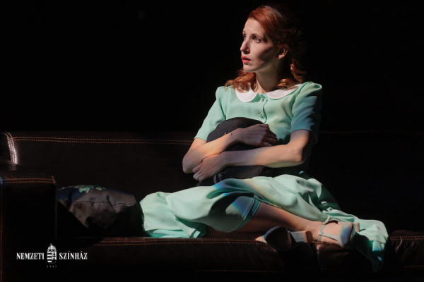 Üvegfigurák a Művészbejáróban