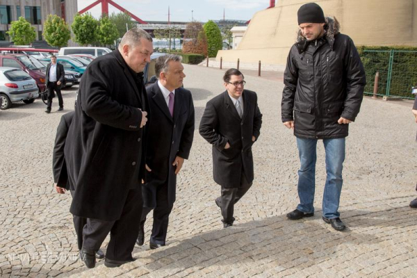 Felavattuk Schwajda György szobrát