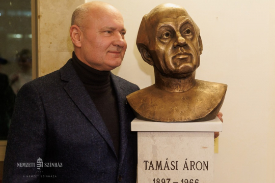 Tamási Áron mellszobrával gazdagodott a Nemzeti Színház