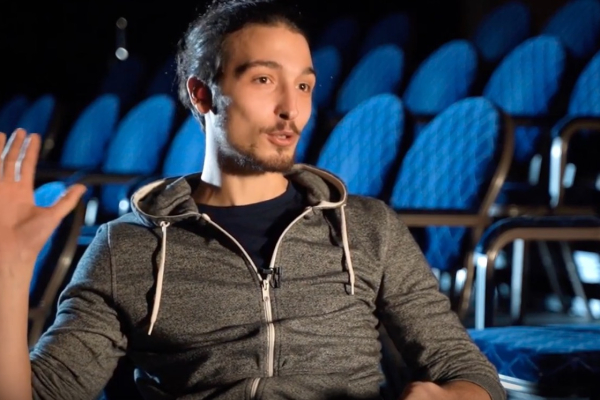 A súgó a Művészbejáróban