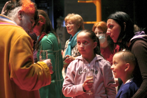 Mosolyt csalt Berzsián a beteg gyermekek arcára