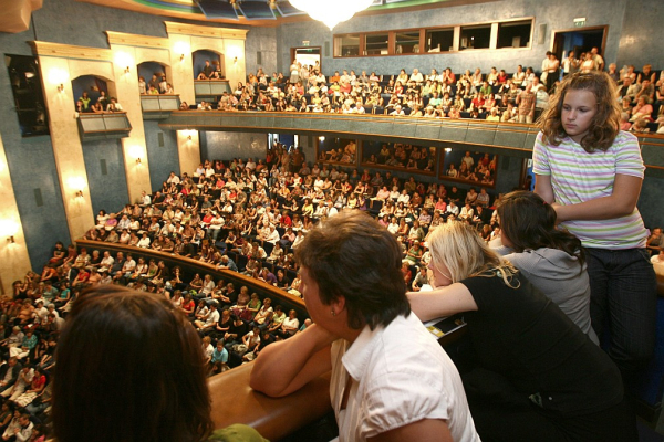 Kitárta kapuit a Nemzeti Színház