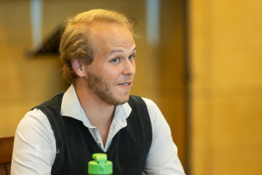 Mese, varázs, valóság - „Sokhúrú” történet fanyar humorral