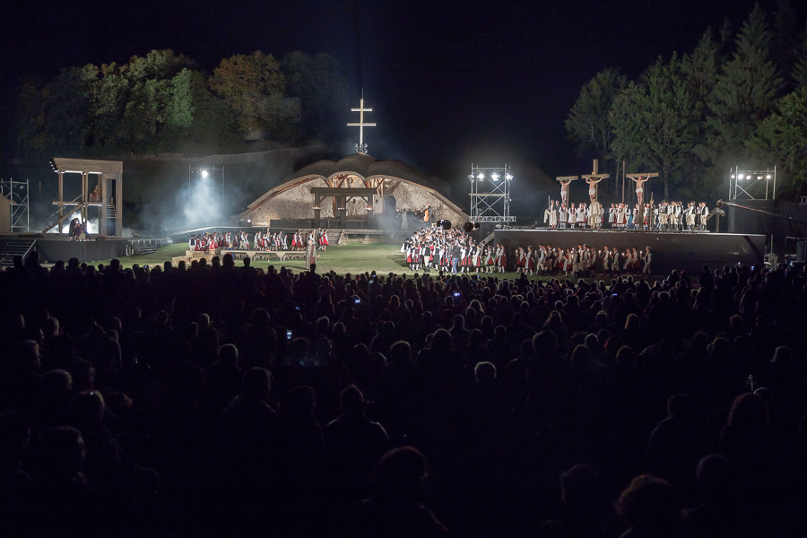Óriási siker, 25 ezer néző Csíksomlyón a Nemzeti Színház Passió előadásán