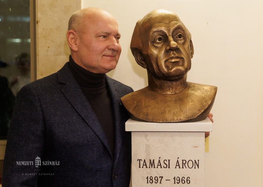 Tamási Áron mellszobrával gazdagodott a Nemzeti Színház